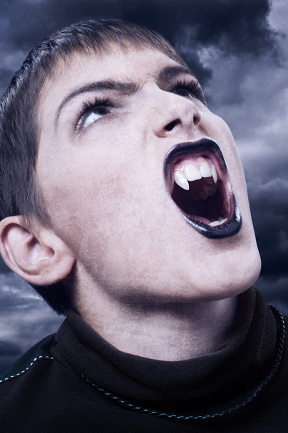 Портрет свирепого вампира с острыми длинными зубами в бурную ночь
 - Фото, изображение