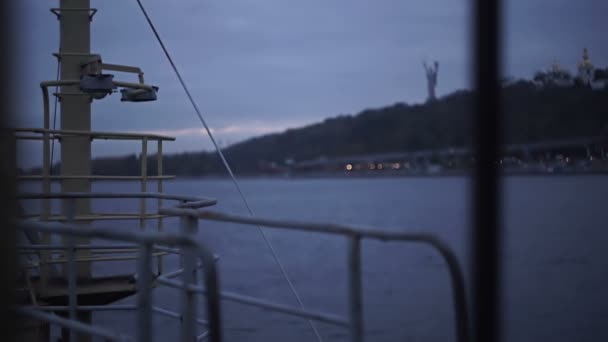 Λεπτομέρεια από ένα παλιό κατάστρωμα πλοίων στο λυκόφως - Πλάνα, βίντεο