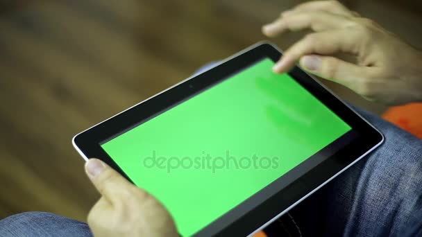 Ein Mann hält einen Tablet-Computer mit grünem Bildschirm. Mann mit dem Tablet. männlich handbedienter Tablet-Computer mit grünem Bildschirm für Ihre Inhalte.  - Filmmaterial, Video