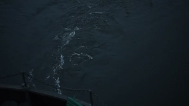 Trasování z lodi na vodě, pohled od Sterna - Záběry, video