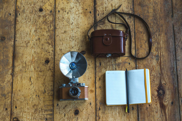 Câmera vintage com saco e bloco de notas
 - Foto, Imagem