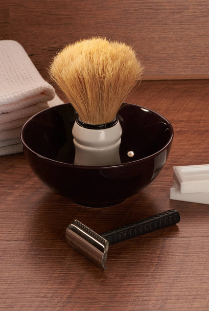 ferramentas de barbear em uma superfície de madeira
 - Foto, Imagem