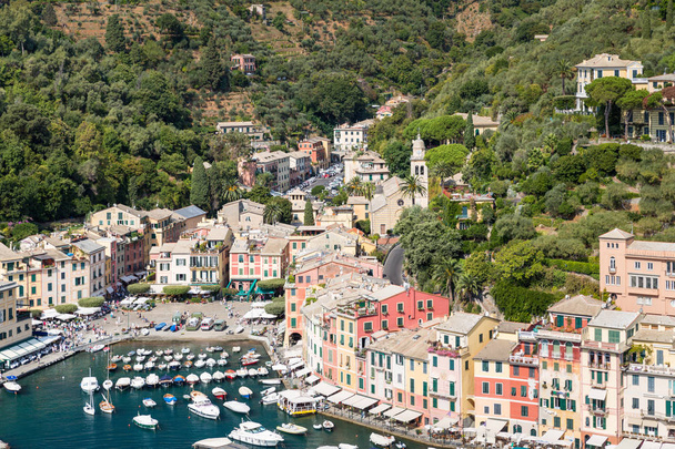 Portofino in Italien von der Spitze des gegenüberliegenden Hügels aus - Foto, Bild