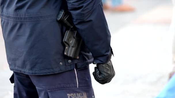Felfegyverkezve egy pisztolyt rendőrség készen áll a használatra a fegyverek - Felvétel, videó