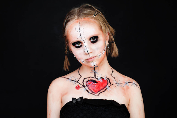 Halloween макіяж з червоне серце. Молода дівчина з мертвих Dall Make- - Фото, зображення