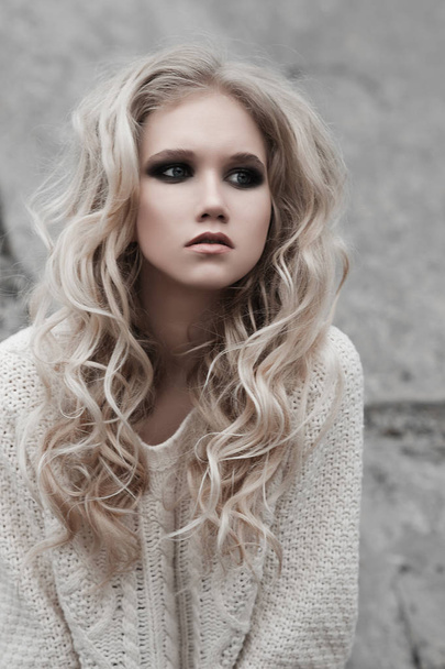 Lähikuva kaunis nuori blondi nainen siniset silmät valkoinen villapaita
. - Valokuva, kuva