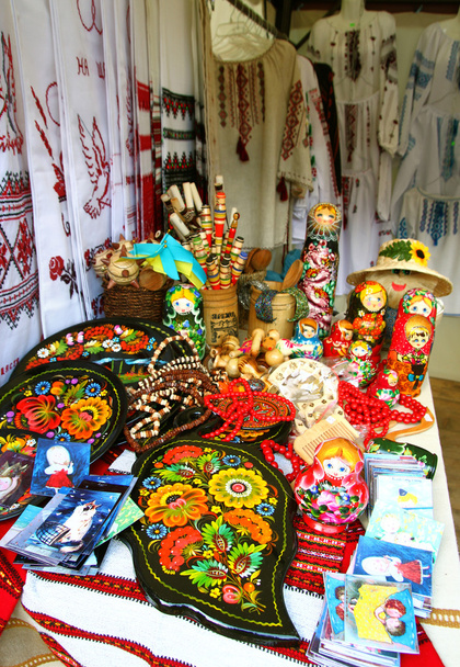 kraam op de verkoop van souvenirs uit Oekraïne. - Foto, afbeelding