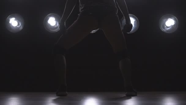 Σιλουέτα του ένα κορίτσι που χορεύει σχετικά με φόντο τα φώτα. Αργή κίνηση - Πλάνα, βίντεο