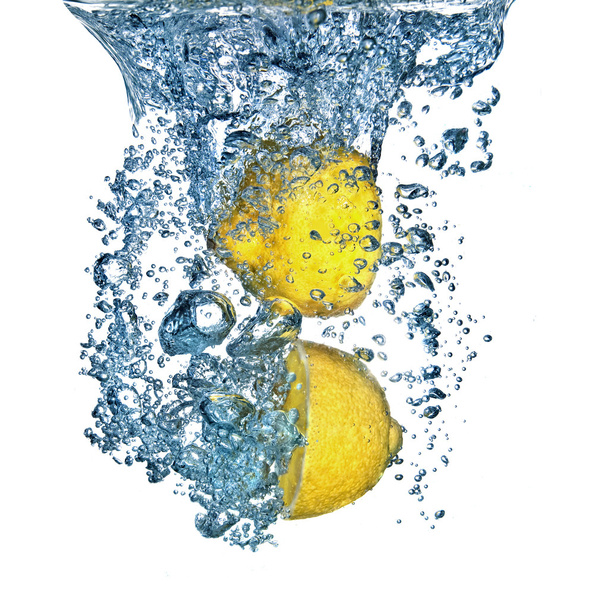 Fresh lemon dropped into water - Foto, Bild
