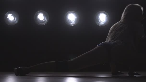 Silueta de una chica bailando en las luces de fondo. Movimiento lento
 - Imágenes, Vídeo