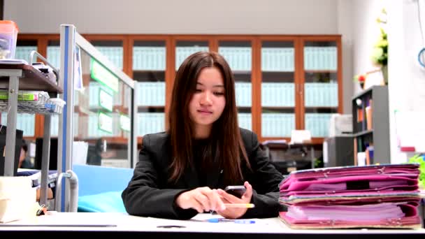 junge Geschäftsfrau nutzt Smartphone. - Filmmaterial, Video