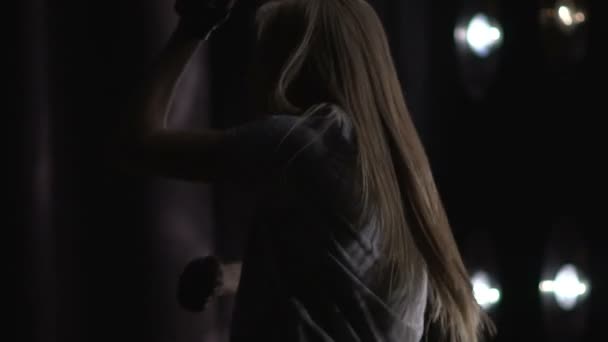 背景のライトを踊っている女の子のシルエット。スローモーション - 映像、動画