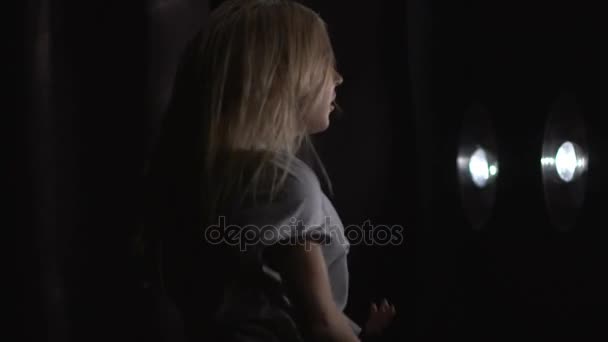 Silhouet van een meisje dansen op de achtergrond-verlichting. Slow motion - Video