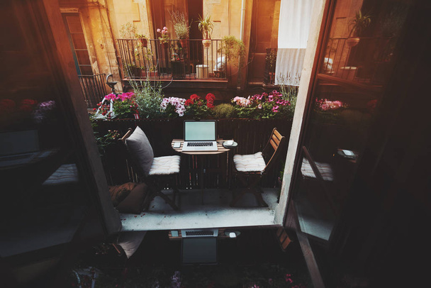 Espacio de trabajo acogedor en el balcón
 - Foto, Imagen