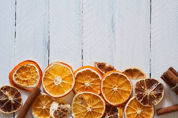 bílé dřevěné pozadí s plátky sušených citrusových plodů - Fotografie, Obrázek
