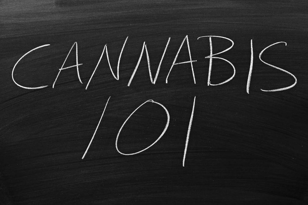 Cannabis 101 su una lavagna
 - Foto, immagini