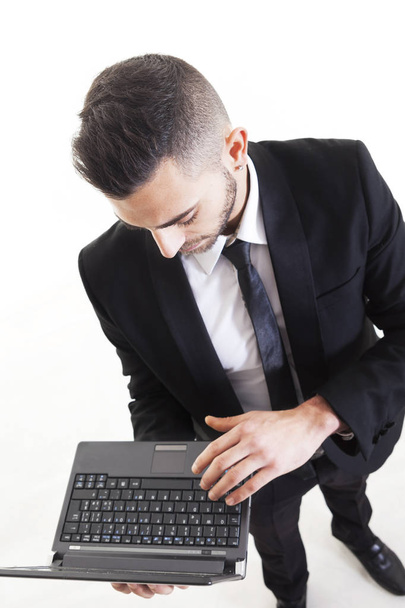 Ritratto di giovane uomo d'affari con computer portatile isolato sul retro bianco
 - Foto, immagini
