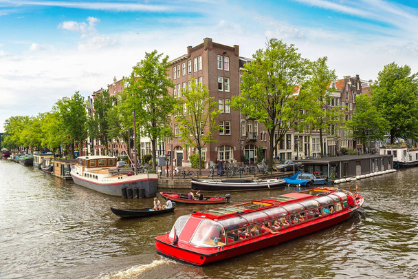 アムステルダムの運河沿いを表示します。 - 写真・画像