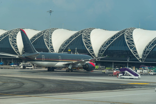 Аеропорт злітно-посадкова смуга терміналу таксі огляд з літаками таксі
 - Фото, зображення