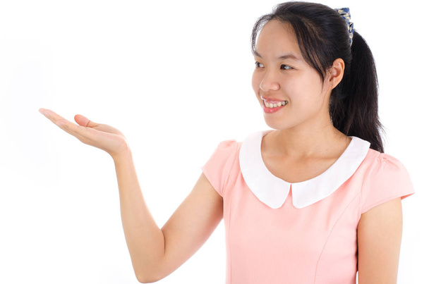 Aziatische vrouw Toon hand geïsoleerd op wit - Foto, afbeelding