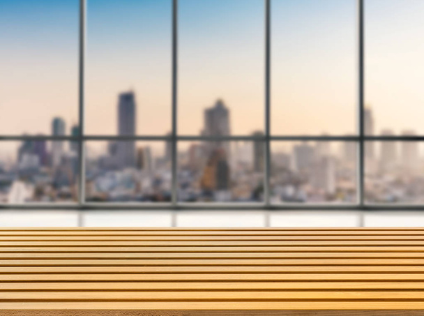 dřevěné počítadlo s výhledem na panoráma města - Fotografie, Obrázek