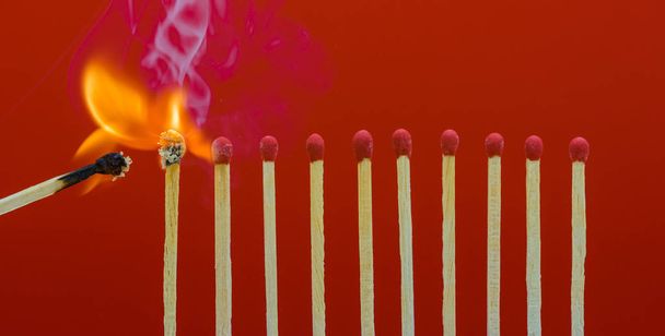Burning matchsticks setting fire to its neighbors - Foto, immagini