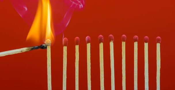 Burning matchsticks setting fire to its neighbors - Foto, imagen