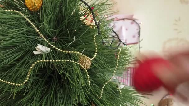 Man decorates a Christmas tree. - Filmagem, Vídeo