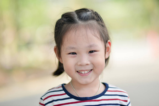 Closeup smiling little girl, Outdoor potrait - Fotoğraf, Görsel