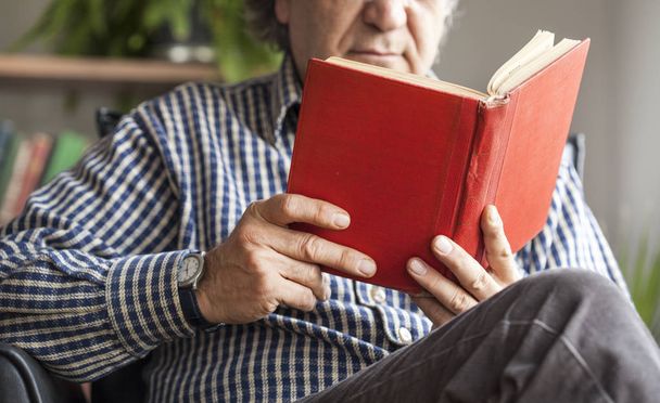 Senior man reading book - Fotoğraf, Görsel