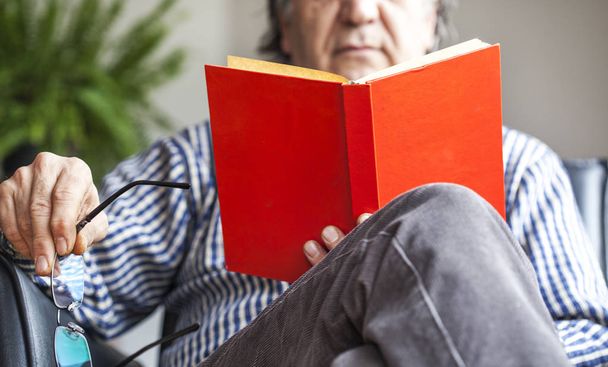 Hombre mayor leyendo libro
 - Foto, Imagen