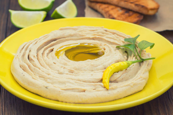 Hummus puré de garbanzos aperitivo, compuesto generalmente consiste en aceite de oliva, ajo, jugo de limón, pimentón, pasta de sésamo
. - Foto, imagen