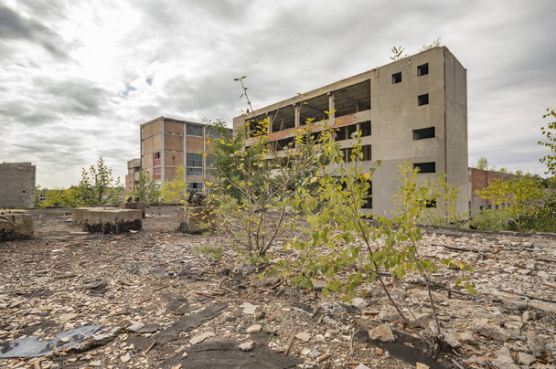 руины очень сильно загрязненного промышленного завода, промышленная серия - Фото, изображение