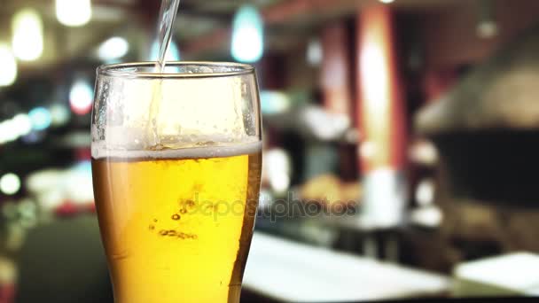 La birra si versa dall'alto nel bicchiere. Video 4K
. - Filmati, video