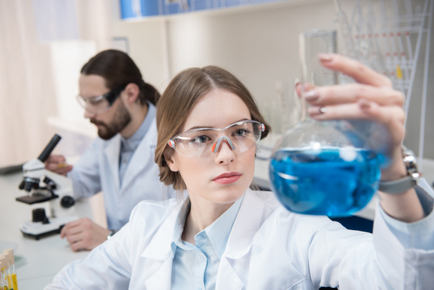 Scientist holding chemical sample - Foto, Bild