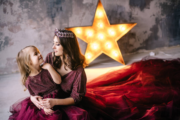 mother and daughter in the image of the queen and the princess i - Foto, Imagen