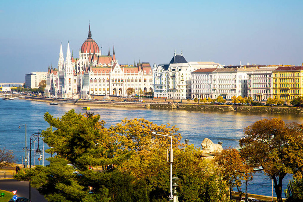 Blick auf das ungarische Parlamentsgebäude - Foto, Bild