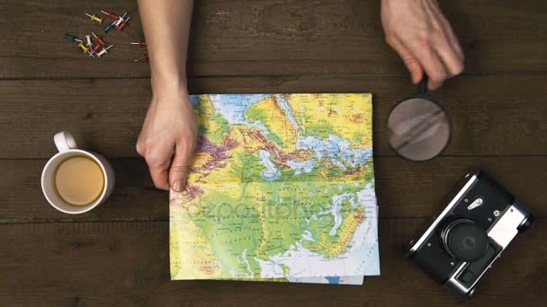 Viajero con mapa del mundo
 - Metraje, vídeo