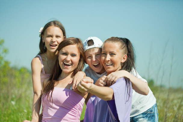 十代の若者と 2 人の幸せな女性 - 写真・画像