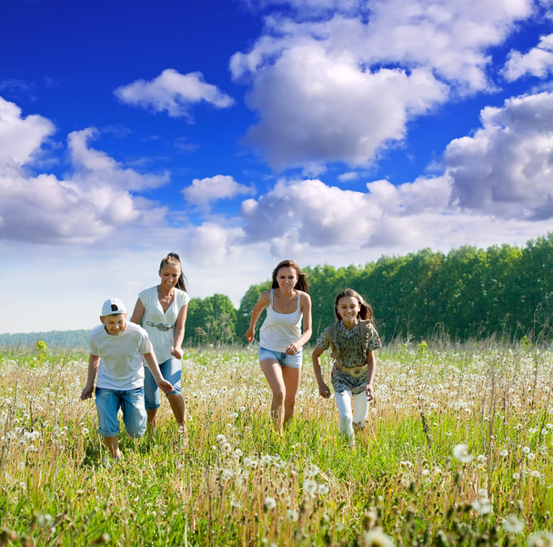 Friends running in meadow - Φωτογραφία, εικόνα