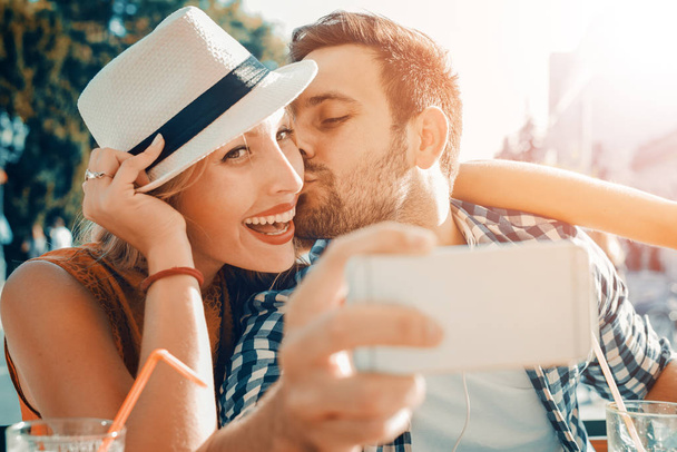 Giovane coppia prendendo selfie - Foto, immagini