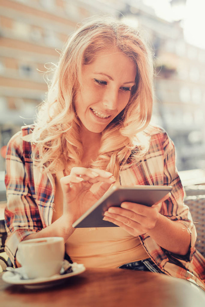 Frau benutzt digitales Tablet im Café - Foto, Bild
