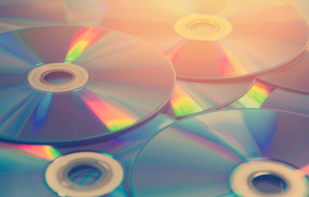 barevný kompaktní disky sada dvd roztroušených na stůl - Fotografie, Obrázek