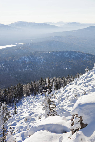 Catena montuosa Zyuratkul. Foresta e cumuli di neve, paesaggio invernale
 - Foto, immagini