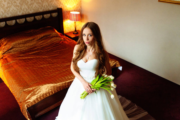 Bride in wedding dress at luxurious suites. Bride in a luxury apartment in a wedding dress. - Fotografie, Obrázek