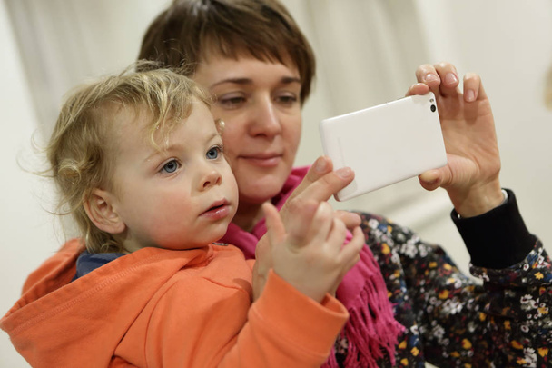 Mother with son taking selfie - Foto, afbeelding