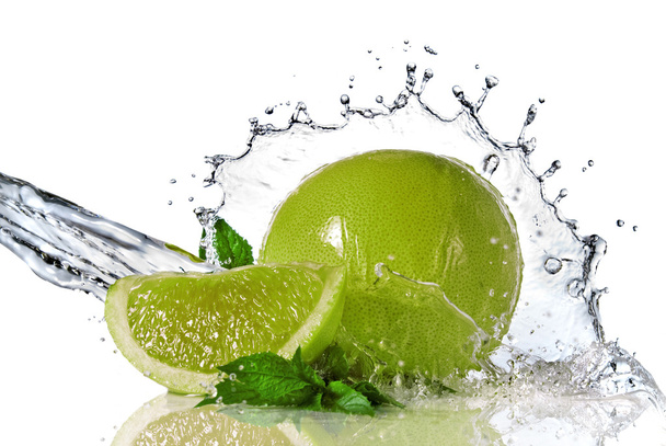 Water splash on lime with mint - Foto, imagen