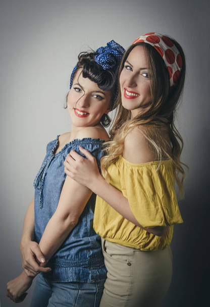 Δύο αρκετά νεαρών γυναικών με ρετρό ρούχα - Φωτογραφία, εικόνα