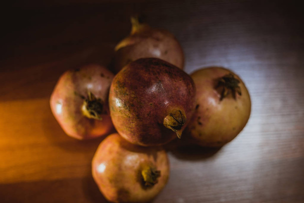 gránátalma gyümölcs az asztalon - Fotó, kép