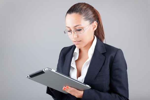 Young business woman working with a tablet - Fotoğraf, Görsel